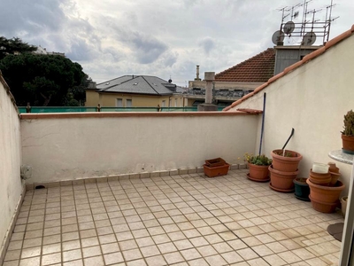 Savona, località Villetta, appartamento su due piani con terrazza