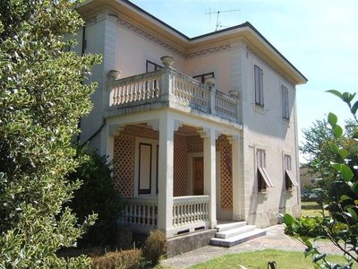 Casa Indipendente con Garage e Ampio Giardino in Vendita