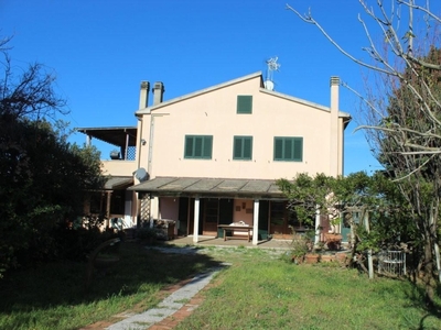 Casale a Castagneto Carducci, 3 locali, 3 bagni, giardino privato