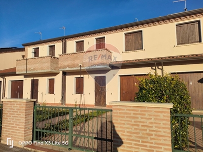 Villa a schiera in Caduti di cefalonia, Copparo, 4 locali, 2 bagni