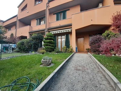 Villa a schiera in Via fratelli bandiera 30, Legnano, giardino privato