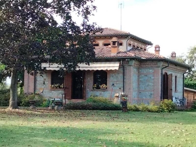 Villa in ottime condizioni in zona Basilicanova (centro Abitato: Piazza) a Montechiarugolo
