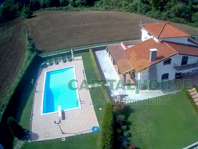 Villa singola a Castel Morrone, 6 locali, 4 bagni, giardino privato
