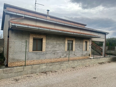 Villa singola in Contrada Saletto 1, Loreto Aprutino, 7 locali, 162 m²