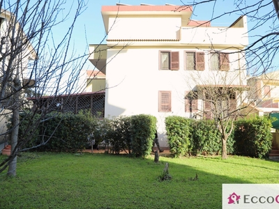 Villa singola in VIA CARRARONE, Maddaloni, 6 locali, 4 bagni, con box