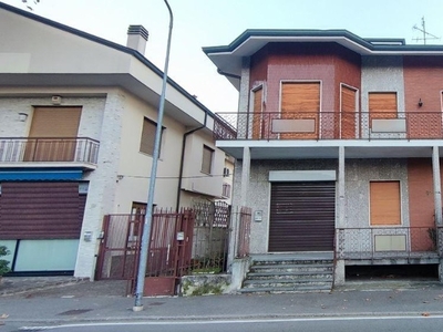 Casa indipendente in Via Santa Caterina da Siena, Brugherio, 3 bagni