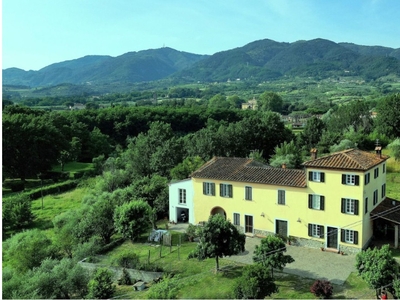 Casale a Capannori, 17 locali, 6 bagni, giardino privato, posto auto