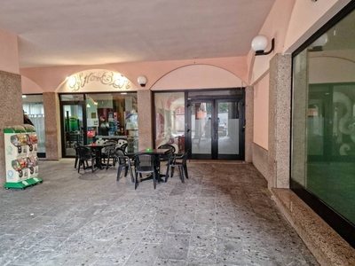 Bar in vendita a Cerro Maggiore piazza Santi Cornelio e Cipriano, 18