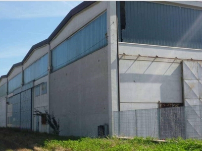 Capannone Industriale in vendita a Pieve Porto Morone via Delle Barazzine 4