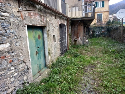 Magazzino in vendita a Genova via Struppa