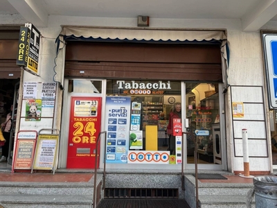 Tabaccheria in vendita a Verano Brianza via Achille Grandi, 19