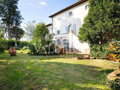 Villa a Schiera in vendita a Colle di Val d'Elsa via Dante Alighieri