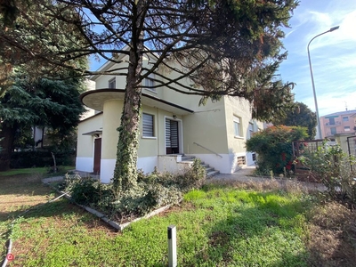 Casa Bi/Trifamiliare in Vendita in Via Bona di Savoia 55 a Pavia