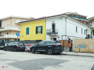 Casa Bi/Trifamiliare in Vendita in Via d'Avalos 138 a Pescara