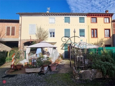 Casa Bi/Trifamiliare in Vendita in Via del Barchino 385 a Lucca