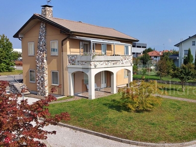 Casa Bi/Trifamiliare in Vendita in Via Saluzzo a Udine