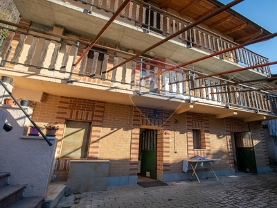 Casa indipendente a Pont-Canavese, 5 locali, 2 bagni, giardino privato