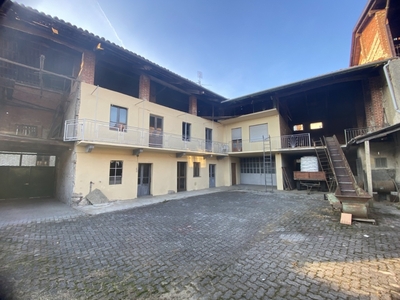 Casa semindipendente in Via Arduino 73, San Martino Canavese, 5 locali