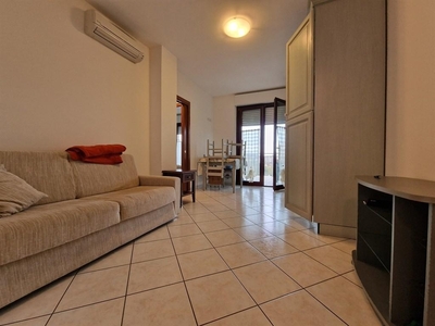 Trilocale ad Alba Adriatica, 1 bagno, con box, arredato, 57 m²