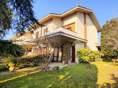 Villa a schiera in vendita a Carate Brianza