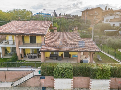 Villa bifamiliare in vendita a Pastrengo Verona