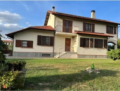 Villa in Vendita in Strada Sesia a Asti