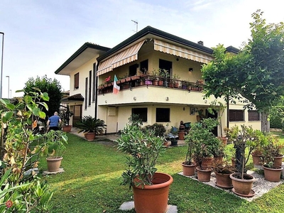 Villa in Vendita in Via Catullo 51 a Montegrotto Terme