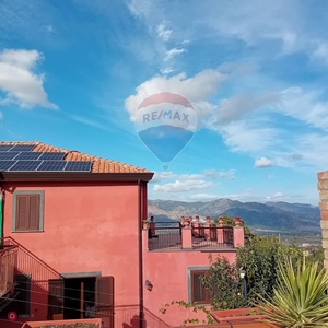 Villa in Vendita in Via Guardiola a Castiglione di Sicilia