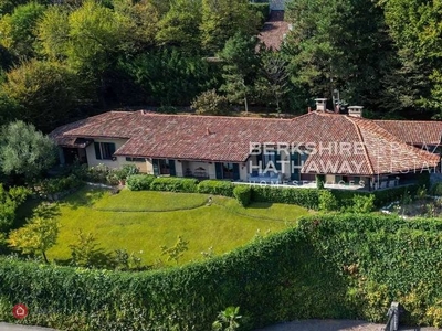 Villa in Vendita in Via Per Cernobbio a Como