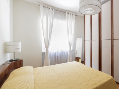 Accogliente camera da letto in affitto in appartamento con 3 camere da letto a De Angeli