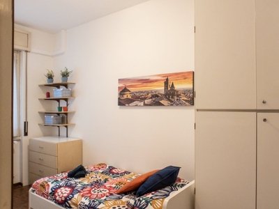 Accogliente camera in appartamento con 4 camere da letto a Bicocca, Milano