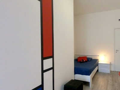 Accogliente camera in appartamento con 5 camere da letto a Loreto, Milano