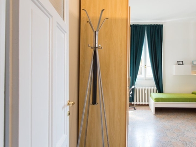 Camera condivisa in appartamento con 2 camere da letto a Navigli, Milano