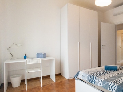 Camera in affitto in appartamento con 3 camere da letto a Precotto, Milano