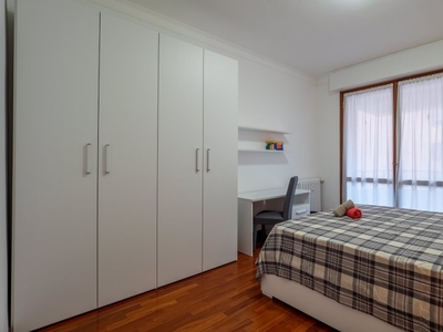 Camera in affitto in appartamento con 5 camere da letto a Conchetta