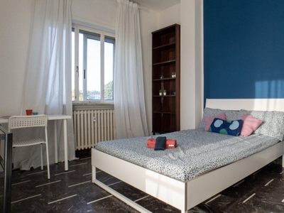 Camera in appartamento con 3 camere da letto a Sesto San Giovanni, Milano