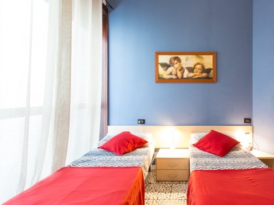 Camera luminosa in appartamento con 1 camera da letto a Vigentina, Milano