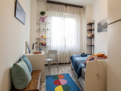 Camera luminosa in appartamento con 4 camere da letto a Bicocca, Milano