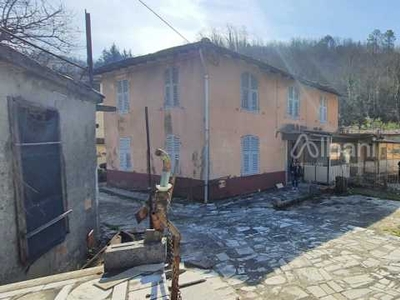 Casa Bifamiliare in Vendita ad Vezzano Ligure - 80000 Euro