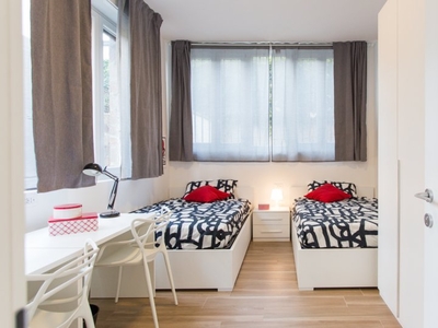 Letto in affitto in appartamento con 6 camere da letto a Milano