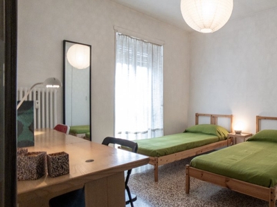 Luminosa stanza in affitto a Inganni, Milano