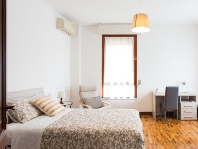 Stanza in affitto in appartamento con 4 camere da letto a Navigli, Milano