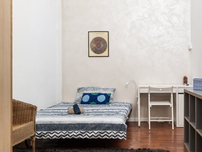 Stanza in affitto in appartamento con 5 camere da letto a Milano