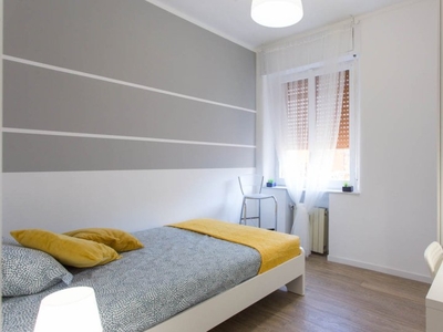 Stanza in affitto in appartamento con 6 camere da letto a Milano