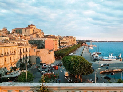 Affitto Negozio, in zona ORTIGIA, SIRACUSA