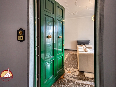 Appartamento in Affitto a Genova, zona Sestri Ponente, 1'300€, 170 m²