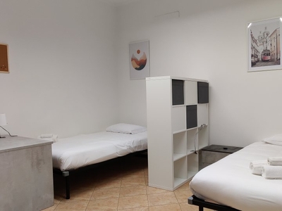 Camera in affitto in appartamento con 5 camere da letto a Milano