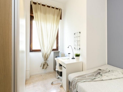 Camera in affitto in appartamento con 7 camere da letto a Milano