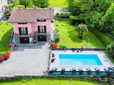 Incantevole casa a Colico Piano con terrazza, barbecue e piscina