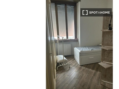 Letto in affitto in appartamento con 5 camere da letto a Milano